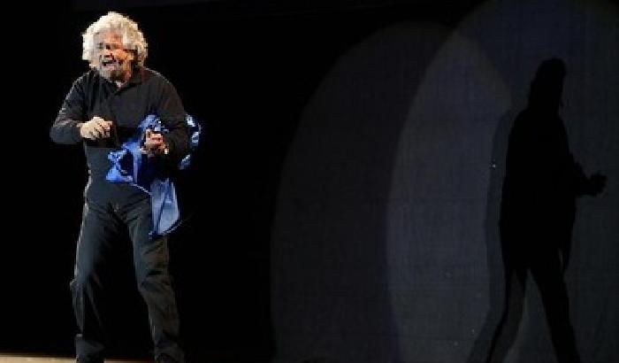 00DD5F-NEWS_113236 Nel comizio a pagamento Grillo si nomina precursore del Papa