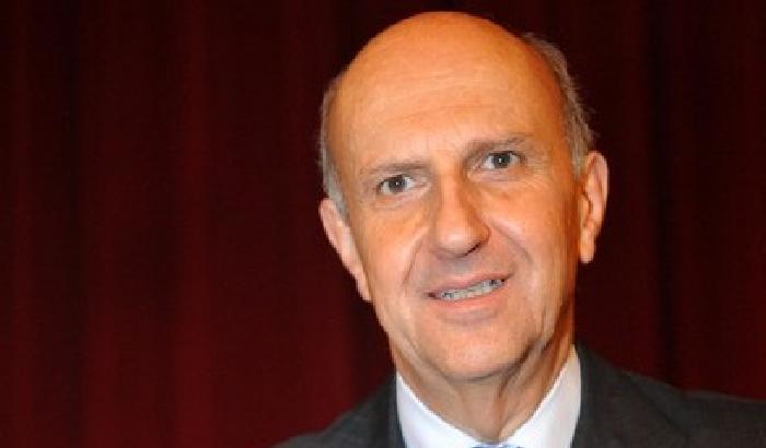 Pansa: il poliziotto che ha preso a calci la ragazza è un cretino