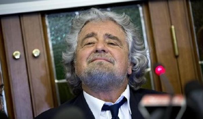00E008-NEWS_114821 Grillo lancia l'inno per le Europee: #PugniSulTavolo
