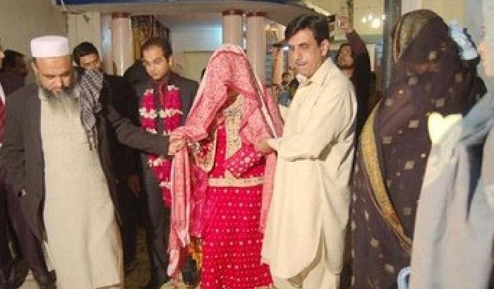 Voleva sposare una seconda moglie, la prima si oppone: uccisa