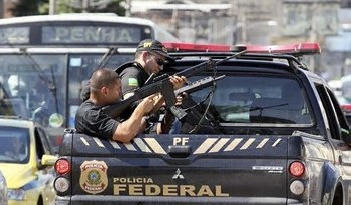 00E11A-NEWS_115397 Paura a Rio: sparatorie nelle favelas pacificate