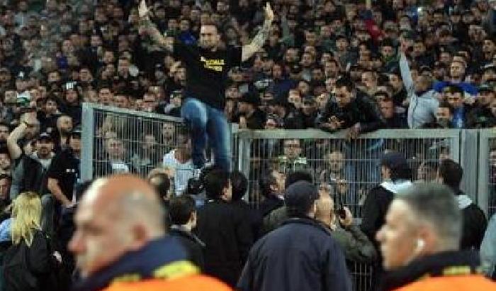 00E12F-NEWS_115467 Operato il tifoso: rischia la paralisi