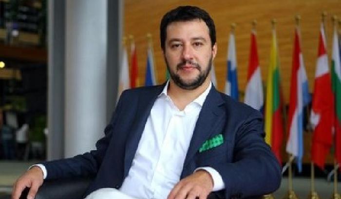 Salvini contestato a Napoli, costretto a fuggire