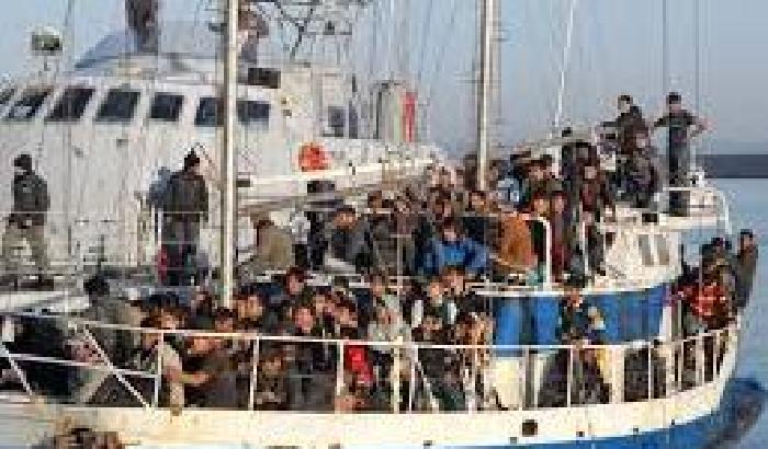 00E1A5-NEWS_115708 Mare Nostrum: 300 migranti soccorsi nella notte, un morto