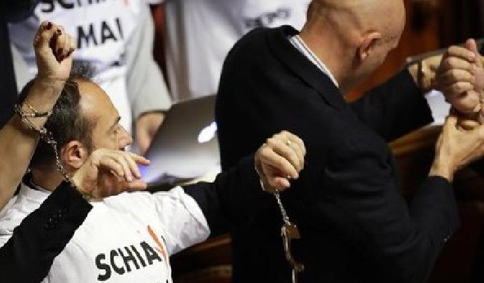 Bagarre in Senato per il dl Lavoro, M5s: schiavi mai