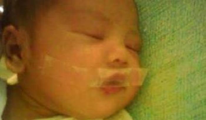 00E26D-NEWS_116219 Infermiera tappa la bocca al bebè per non farlo piangere