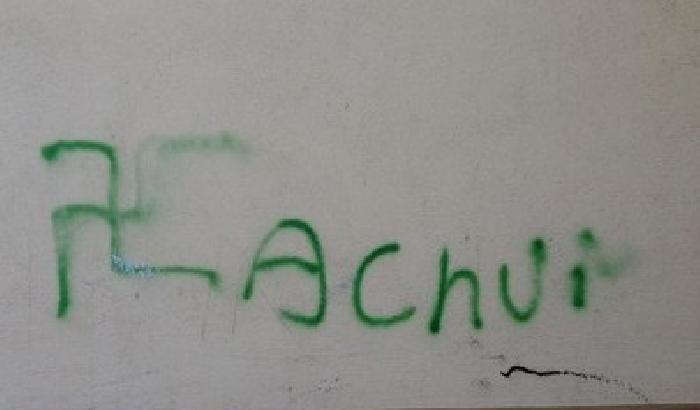 00E2CF-NEWS_116507 Roma: svastiche e scritte anti gay sui muri di una chiesa valdese