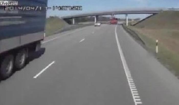 00E3D1-NEWS_117079 Lituania: il camion è troppo alto e si scontra con un ponte