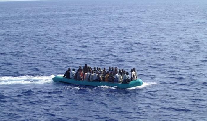 000260-NEWS_1036 Naufraga barcone di migranti: 10 i morti