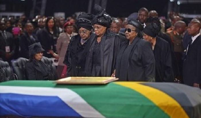 Intascarono soldi del funerale di Mandela: tre arresti in Sudafrica
