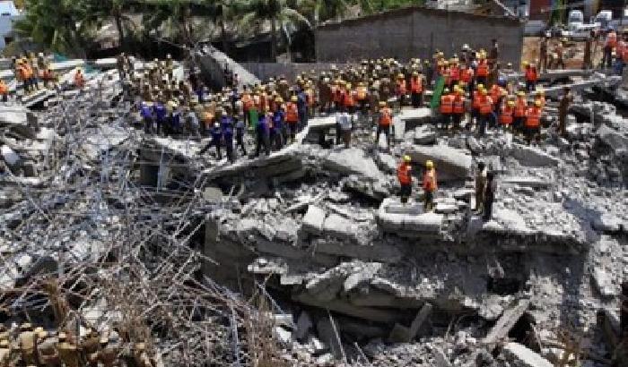 00E992-NEWS_120943 India: crolla un palazzo, 11 vittime