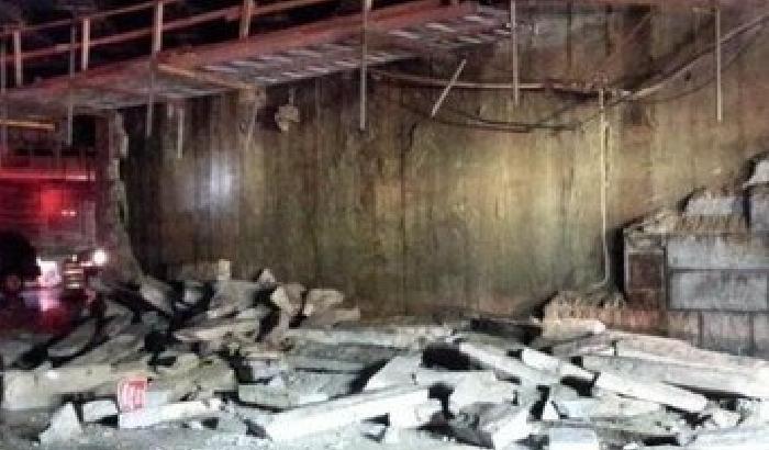 Il maltempo fa crollare parte della facciata del ponte di Brooklyn