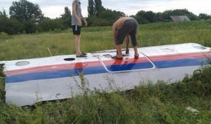 Aereo abbattuto: Mosca e Kiev si accusano