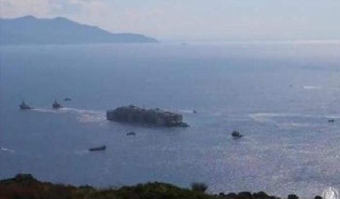 La Costa Concordia viaggia verso Genova