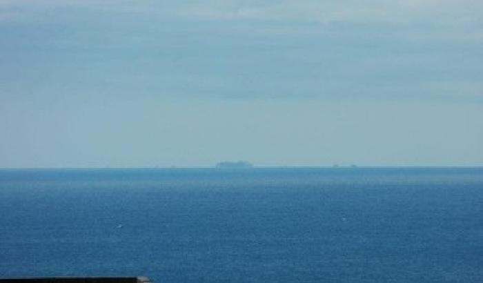 Concordia investita da un temporale. Genova si avvicina