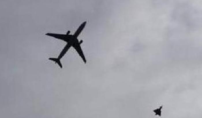 Falso pacco sospetto a bordo di un volo: arrestato un uomo