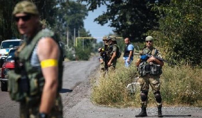 00F048-NEWS_124835 Ucraina: distrutti dei blindati russi