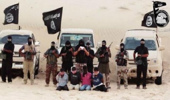 Orrore jihadista, 4 decapitati nel deserto