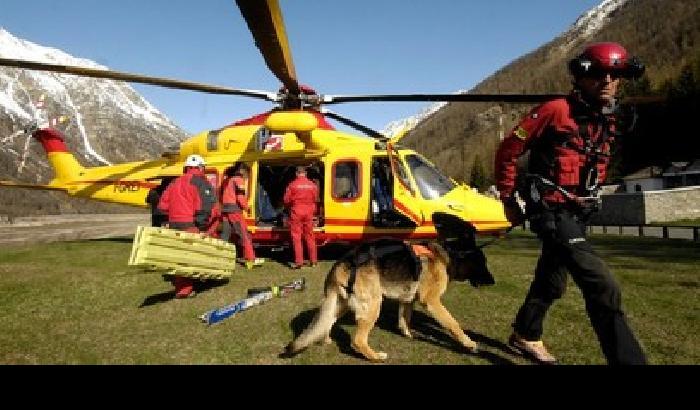 00F1F8-NEWS_125726 Bergamo, trovato morto in montagna un bimbo: scomparsa la madre