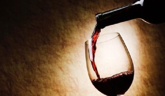 Bere vino fa bene solo se si fa sport