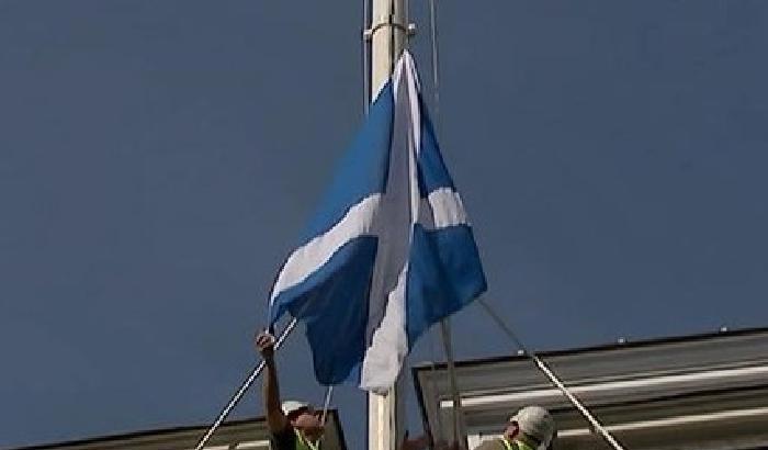 Operai issano il Saltire, la bandiera scozzese, su Downing Street