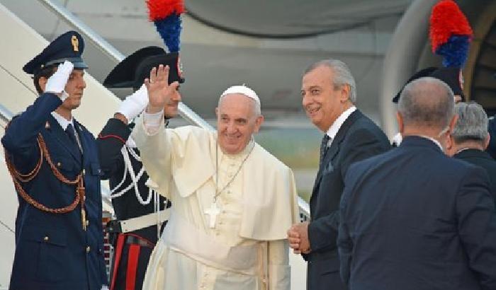 L'arrivo di Papa Francesco in Albania: accolto dal premier Edi Rama