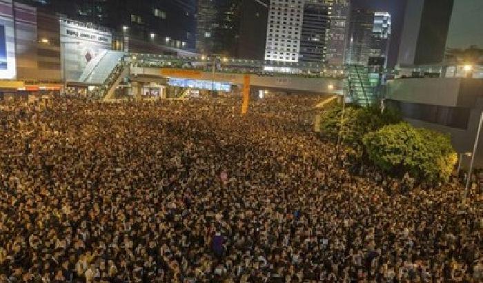 Cittadini in piazza ad Hong Kong