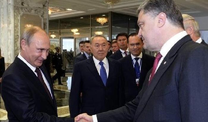 00F1A6-stretta-di-mano-tra-putin-e-poroshenko-al-termine-del-vertice-di-minsk Stretta di mano tra Putin e Poroshenko al termine del vertice di Minsk