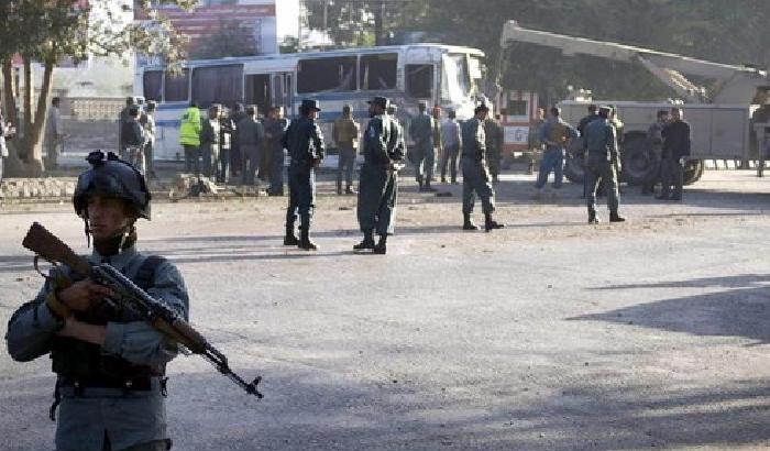 00F73B-kabul-l-esercito-sul-luogo-dell-attentato-kamikaze-rivendicato-dai-talebani Kabul, l'esercito sul luogo dell'attentato kamikaze rivendicato dai talebani
