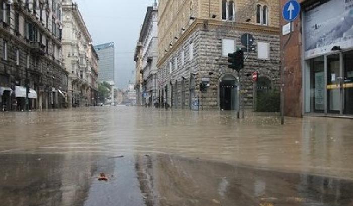 Genova: aeroporto in tilt, treni bloccati