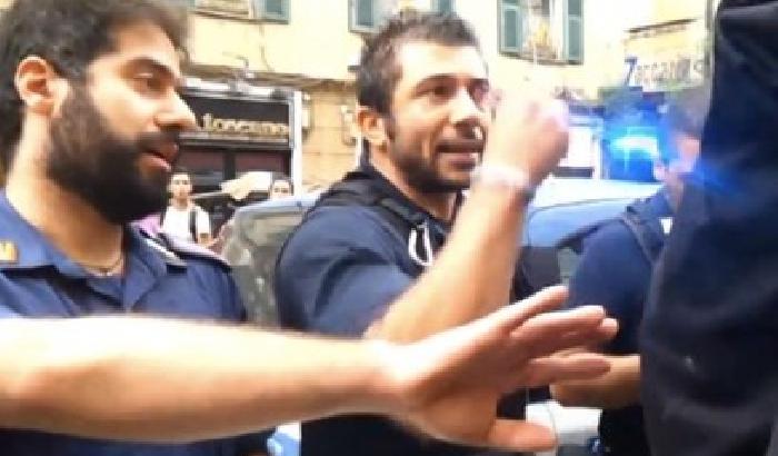 00F964-scontro-tra-un-angelo-del-fango-e-un-poliziotto Scontro tra un 'angelo del fango' e un poliziotto