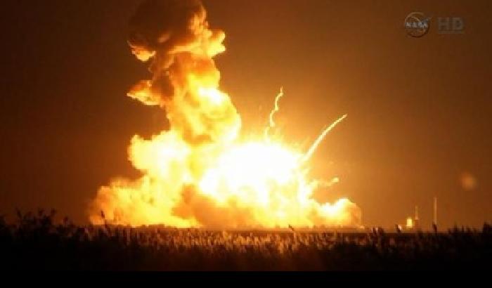 Nasa, catastrofe durante un lancio: razzo esplode dopo 6 secondi