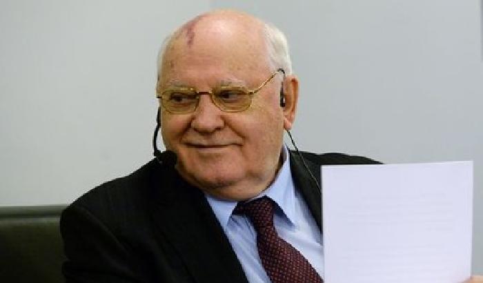 01008D-NEWS_132754 Gorbaciov: "Indietro di vent'anni "