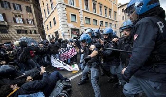 010237-NEWS_133622 Jobs act: il governo chiede la fiducia, la polizia carica i manifestanti