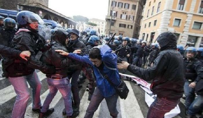 Momenti di tensione al corteo