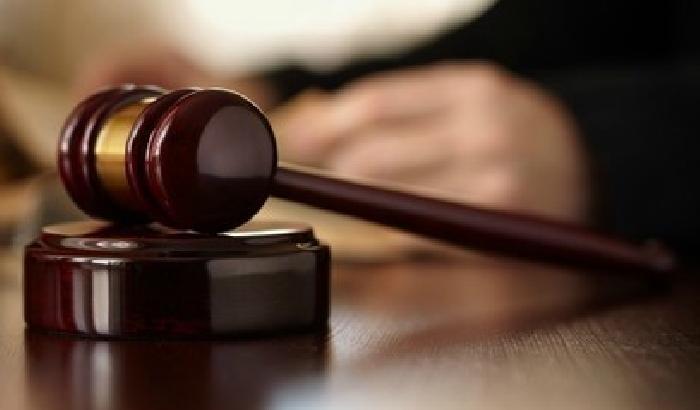 010382-NEWS_134276 Testimonia in aula, ma dopo un'ora si accorgono che non parla inglese