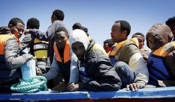 01063E-NEWS_135772 Sbarchi: in arrivo 1300 profughi in Sicilia