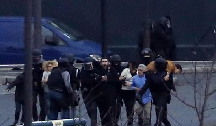 Doppio blitz: uccisi i killer, morti 4 ostaggi