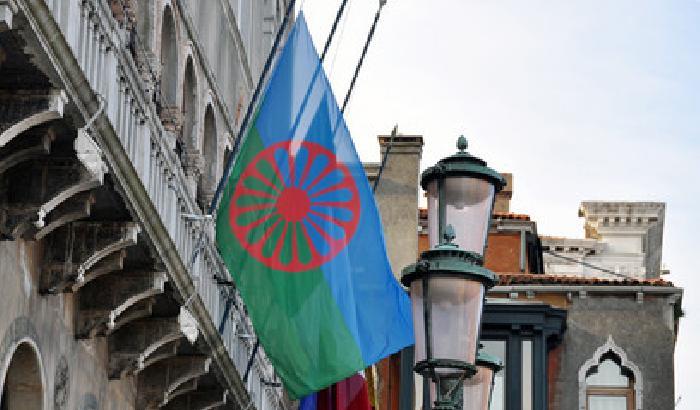 010B9D-NEWS_138720 Giorno della Memoria, la bandiera Rom sul comune di Venezia