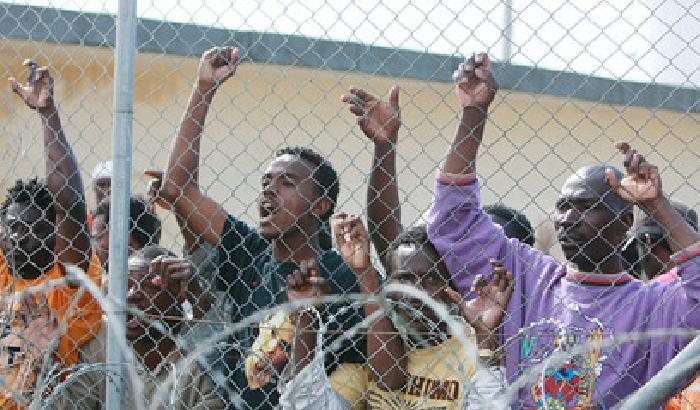 Espulsi dal centro dopo la protesta: per strada 13 richiedenti asilo