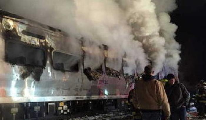New York, un treno travolge un auto: 7 morti e numerosi feriti