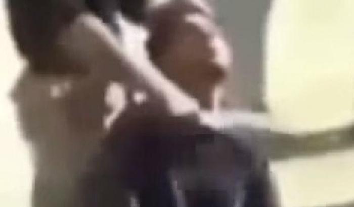 Isis: nuova decapitazione di un condannato, che si ribella