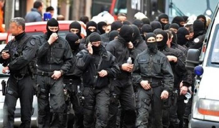 Torna la paura in Francia: colpi di kalashnikov contro la polizia