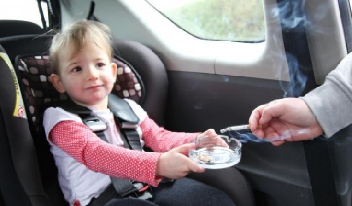 010E87-NEWS_140240 In Inghilterra e in Galles vietato fumare in auto se c'è un bambino