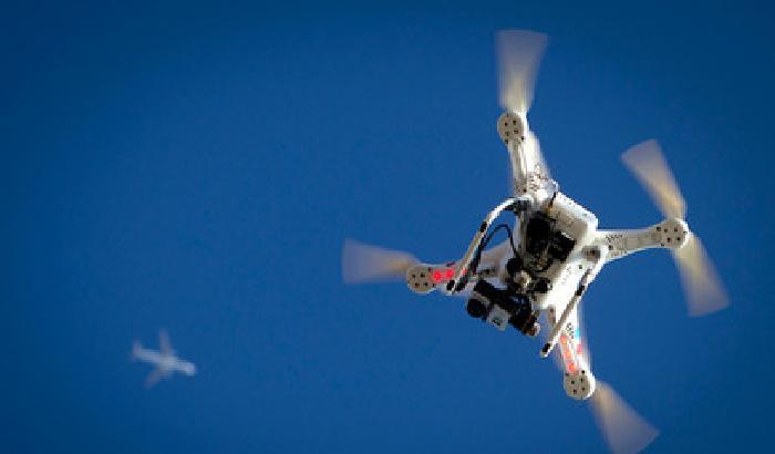 Allarme a Parigi: nuovi droni sorvolano la capitale francese