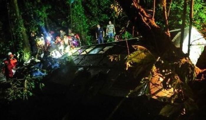01144D-NEWS_143263 Brasile, autobus precipita da 400 metri: oltre 40 morti