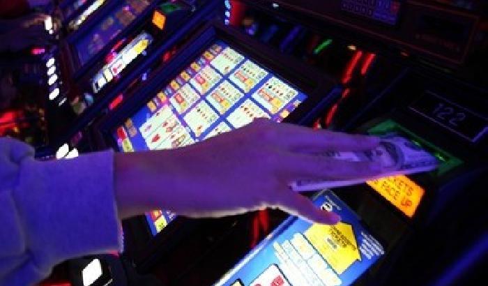 Il governo contro l'azzardo: 100 mila slot in meno, 200 milioni per curarsi