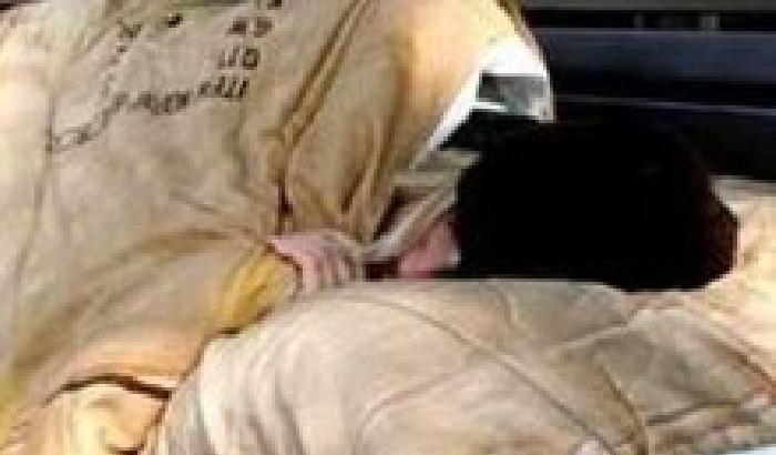 0116B2-NEWS_144557 Falso benefattore violenta una clochard a cui portava i pasti