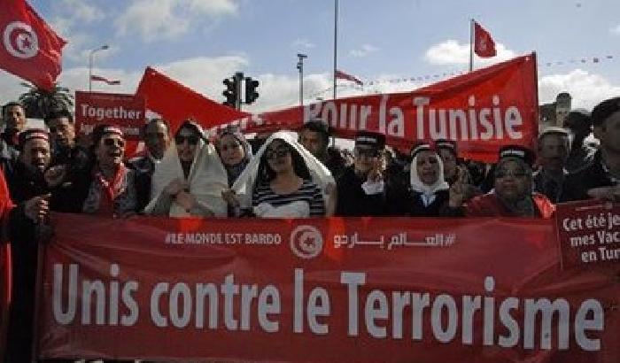 0116F4-NEWS_144671 Tunisi: in migliaia in piazza contro il terrore