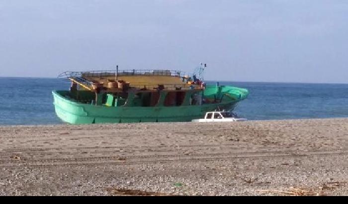 Barcone con 150 migranti arenato a Caulonia in Calabria.